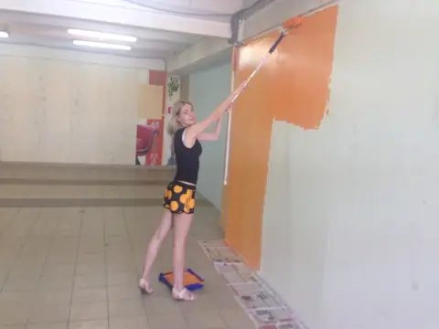Ремонт шоурума: красим стены