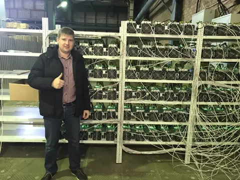 Стеллажи с оборудованием